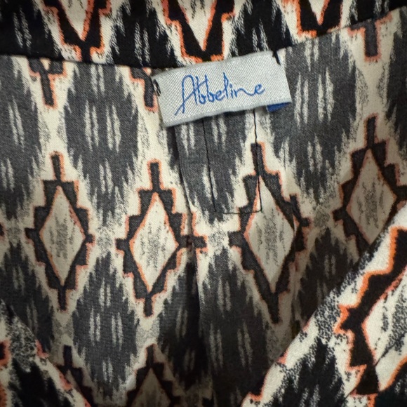 Patterned blouse. V-neck. - Picture 3 of 3